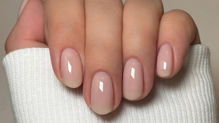 «Foundation Nails»: Πώς θα εφαρμόσετε την τάση του no-make up, make-up και στα νύχια σας
