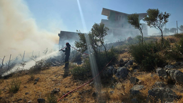 Φωτιά δίπλα σε σπίτια στην Ανάβυσσο Αττικής, επιχειρούν 4 εναέρια 