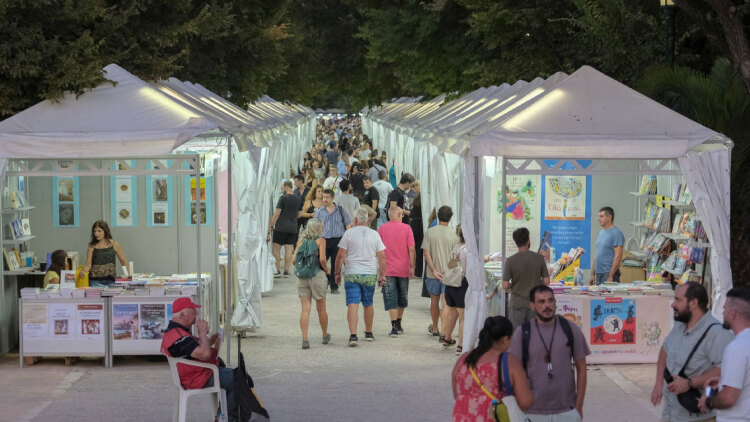 Ανάμεσα σε βιβλία και αναμνήσεις: Ξεκινάει η 54η Έκθεση Βιβλίου