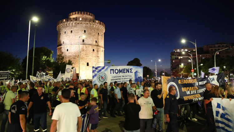 Πορεία των ενστόλων στη Θεσσαλονίκη εν όψει ΔΕΘ, δείτε φωτογραφίες 
