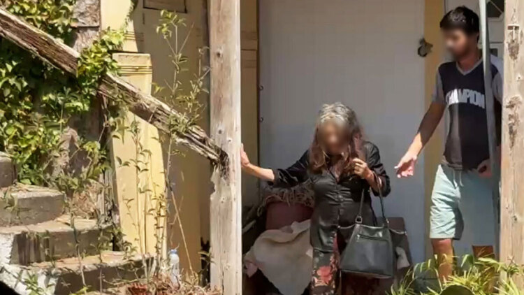 Στο Τμήμα για να συλληφθούν η κόρη και ο εγγονός της 90χρονης στον Μαραθώνα - Η σορός βρέθηκε τυλιγμένη σε νάιλον στο υπόγειο