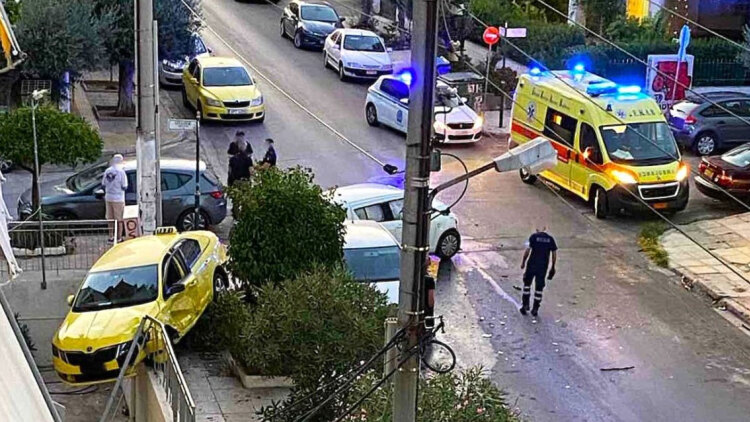 Τροχαίο με κλεμμένο ΙΧ στην Ηλιούπολη: Παραβίασε STOP, συγκρούστηκε με ταξί και εγκατέλειψε το σημείο πεζός
