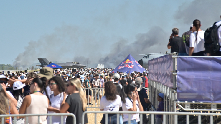 Σοβαρό ατύχημα στο Athens Flying Week: Επεσε Phantom κατά τη διάρκεια επίδειξης