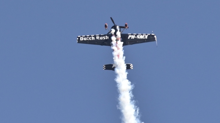 Athens Flying Week: Εντυπωσιακές εικόνες από τα ακροβατικά σμήνη και τους αλεξιπτωτιστές