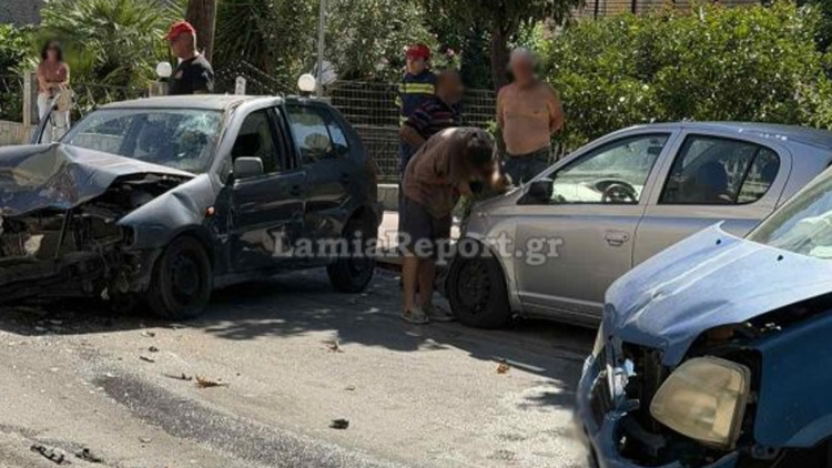 Τρελή πορεία ΙΧ στη Λαμία: Προσέκρουσε σε σταθμευμένα αυτοκίνητα και συγκρούστηκε μετωπικά με άλλο όχημα, δείτε βίντεο