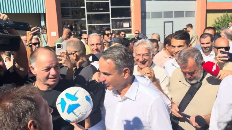 «Μας ανεβάσατε κατηγορία»: Ο διάλογος του Κυριάκου Μητσοτάκη με τον πρόεδρο του Απόλλωνα Καλαμαριάς στη ΔΕΘ, δείτε βίντεο