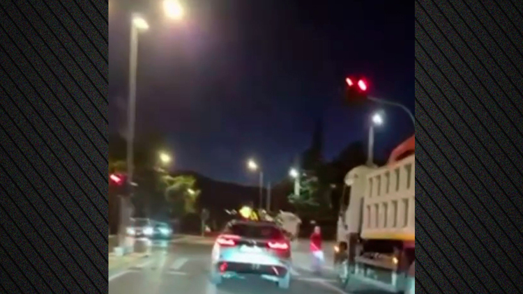 Συνελήφθη 21χρονος που παραβίασε κόκκινο στη Λεωφόρο Πεντέλης και παραλίγο να παρασύρει πεζό, δείτε βίντεο