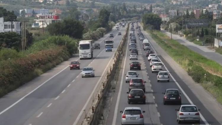 Καραμπόλα με έξι οχήματα στην Αθηνών-Κορίνθου στα Μέγαρα, ουρές χιλιομέτρων στο ρεύμα προς Αθήνα