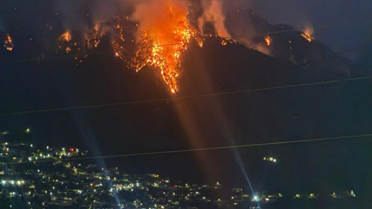 Ανεξέλεγκτη η φωτιά στην περιοχή της Τραπεζίτσας στην Κόνιτσα: Πάνω από 150 πυροσβέστες στη μάχη με τις φλόγες