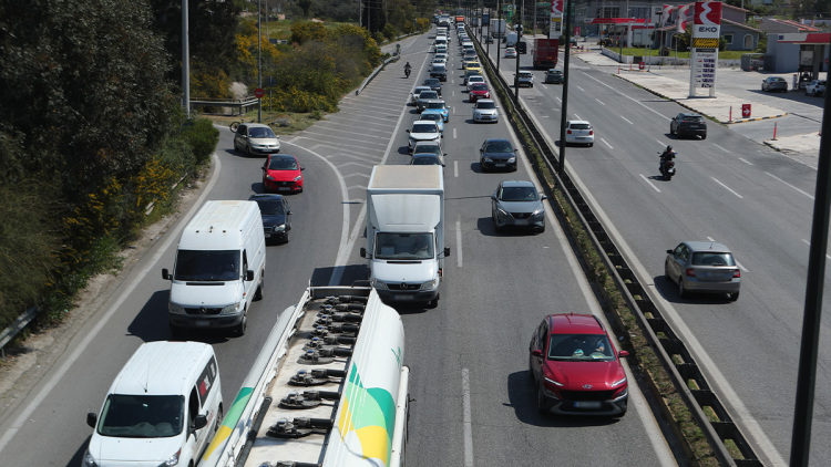 Καραμπόλα με έξι οχήματα στην Αθηνών-Κορίνθου στα Μέγαρα, ουρές χιλιομέτρων στο ρεύμα προς Αθήνα