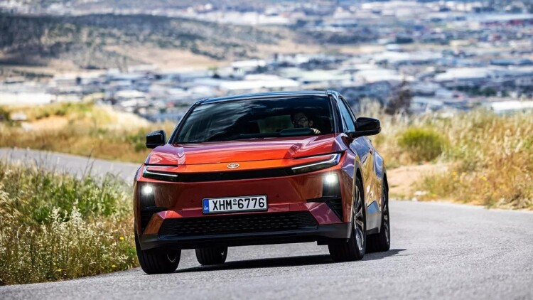 Δοκιμάζουμε το τετρακίνητο Toyota C-HR+ Lounge Plus - Πόσο κοστίζει στην Ελλάδα;