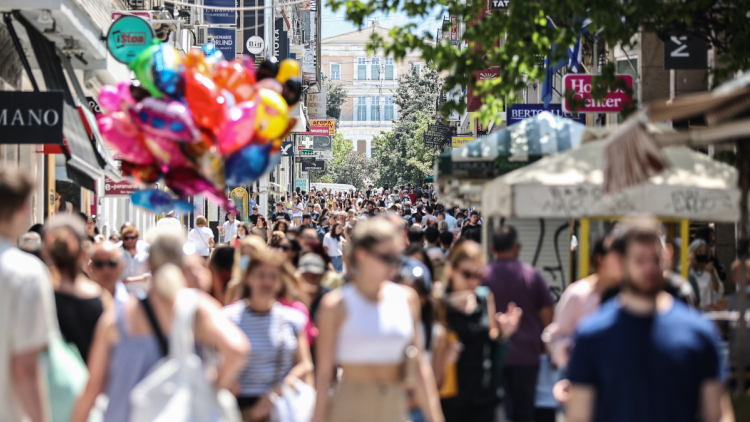 Πόσο θα ωφεληθούν 2,2 εκατ. νοικοκυριά και επιχειρήσεις από τα €2,2 δισ.  της ΔΕΘ: Τι κερδίζουν επαγγελματίες, ταξί, αγρότες, τρίτεκνοι, συνταξιούχοι