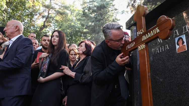 Με στρατιωτικές τιμές η κηδεία του εγκληματία πολέμου Ράτκο Μλάντιτς στο Βελιγράδι παρά τις προειδοποιήσεις της ΕΕ, δείτε βίντεο