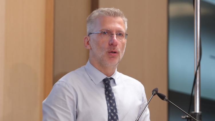 «Ευτυχώς ο Κρις Ρόκος δεν παρακολούθησε την ομιλία Τσίπρα»: Ο Σκέρτσος τρολάρει την πατριωτική εισφορά της ΕΛ.Α.Σ. και εξηγεί γιατί είναι ανεφάρμοστη
