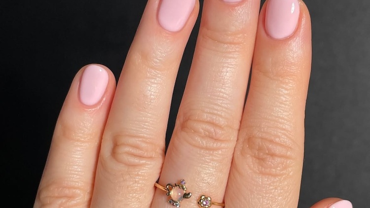 Bubble Bath Nails: Γιατί η συγκεκριμένη απόχρωση νυχιών δεν θα φύγει ποτέ από τη μόδα
