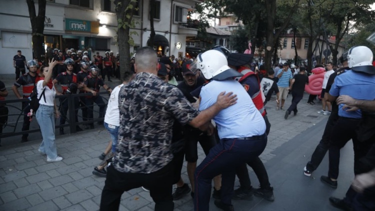 Αλβανία: 101η ημέρα διαδηλώσεων κατά του τουριστικού σχεδίου της οικογένειας Τραμπ - Συγκρούσεις έξω από το κοινοβούλιο