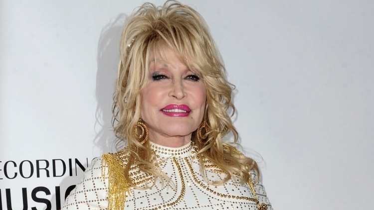 Ομάδα κολεγιακού ποδοσφαίρου του Τενεσί τιμά την Ντόλι Πάρτον, η πεταλούδα στα κράνη των παικτών