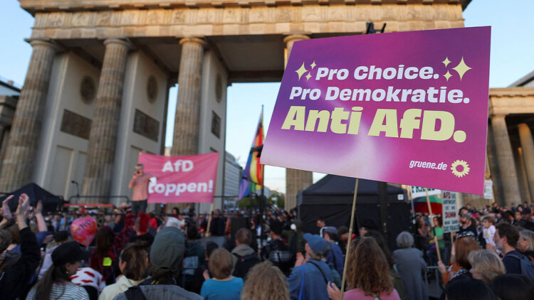 Χιλιάδες κόσμου στην Γερμανία στους δρόμους κατά της AfD, πιέσεις στον Μερτς 