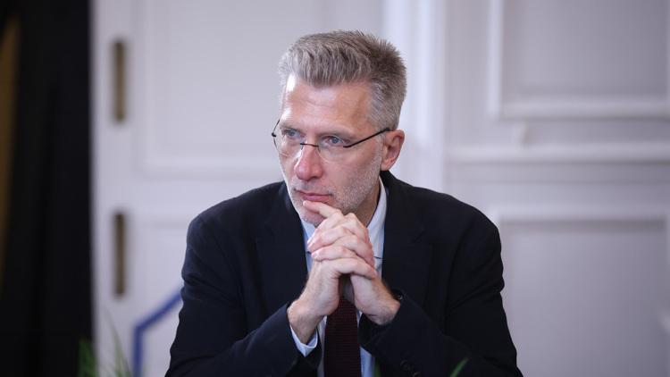 «Ευτυχώς ο Κρις Ρόκος δεν παρακολούθησε την ομιλία Τσίπρα»: Ο Σκέρτσος τρολάρει την πατριωτική εισφορά της ΕΛ.Α.Σ. και εξηγεί γιατί είναι ανεφάρμοστη