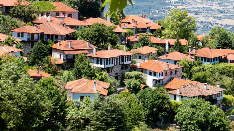 Aνάμεσα στο βουνό και στο νερό: 4 ημιορεινοί προορισμοί ιδανικοί για φθινοπωρινές εκδρομές