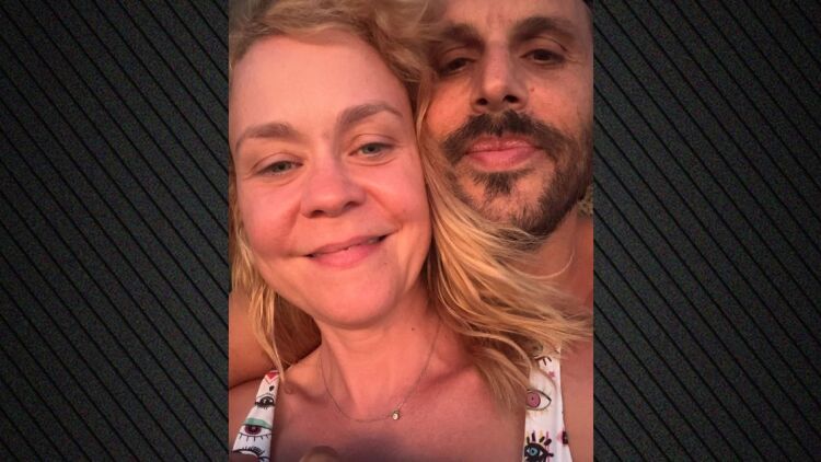 Οι selfies της Λένας Παπαληγούρα με τον σύζυγό της από τη θάλασσα: Ποιος είπε ότι τελείωσε το καλοκαίρι, έγραψε