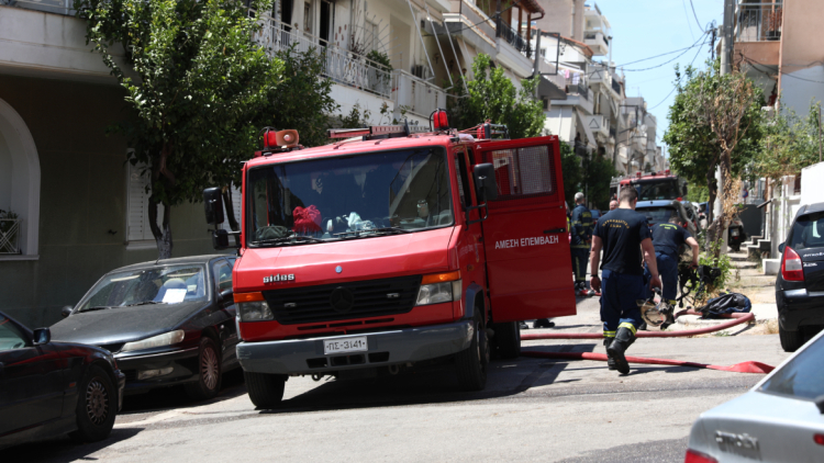 Δομοκός: Πυροσβέστες έσωσαν 82χρονη μέσα από φλεγόμενο σπίτι, της έκαναν ΚΑΡΠΑ και την επανέφεραν