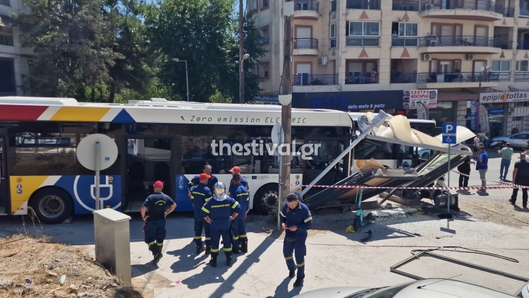 Λεωφορείο έπεσε σε στάση στη Νεάπολη Θεσσαλονίκης, τρεις τραυματίες 