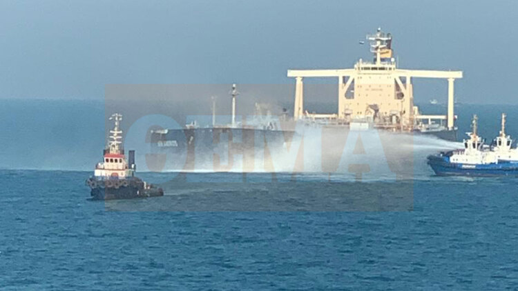 Ελληνόκτητο πλοίο χτυπήθηκε στον Περσικό Κόλπο από drone, δείτε φωτογραφίες και βίντεο