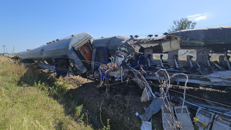 Τουλάχιστον ένας νεκρός και 20 τραυματίες μετά από σύγκρουση τρένου με μπετονιέρα στην Πολωνία, δείτε βίντεο και φωτογραφίες