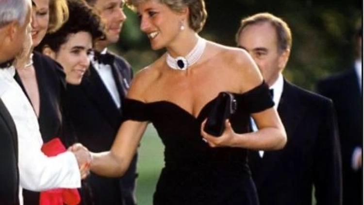 Το θρυλικό Revenge Dress της Πριγκίπισσας Diana βγαίνει ξανά σε δημοπρασία
