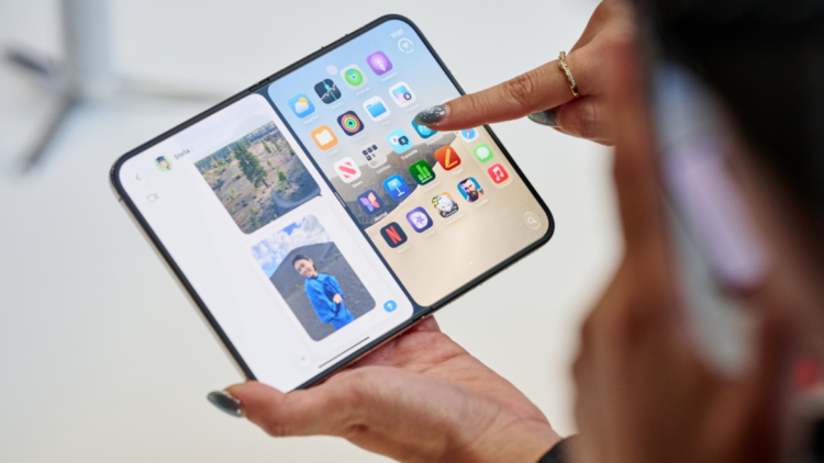 To νέο αναδιπλούμενο iPhone Duo σπάει όλα τα ρεκόρ τιμής στα κινητά: Μια έκδοσή του θα αγγίζει τις 4.000 ευρώ