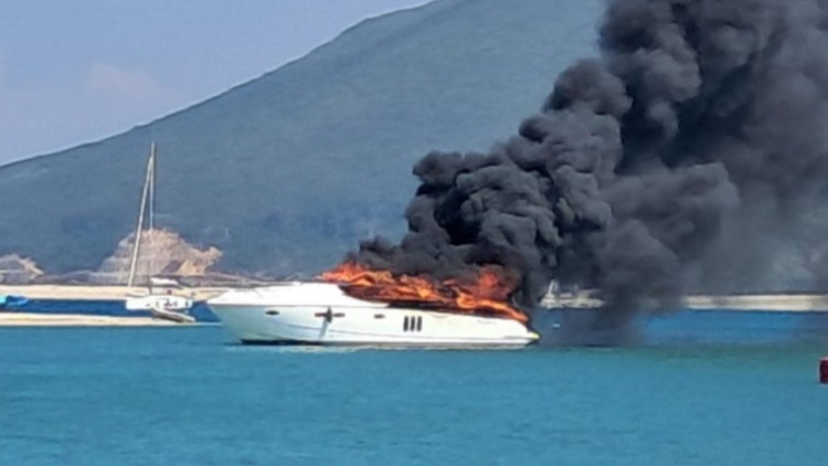 Θαλαμηγός τυλίχθηκε στις φλόγες στη Λευκάδα: Διασώθηκαν οι τρεις επιβαίνοντες, δείτε βίντεο