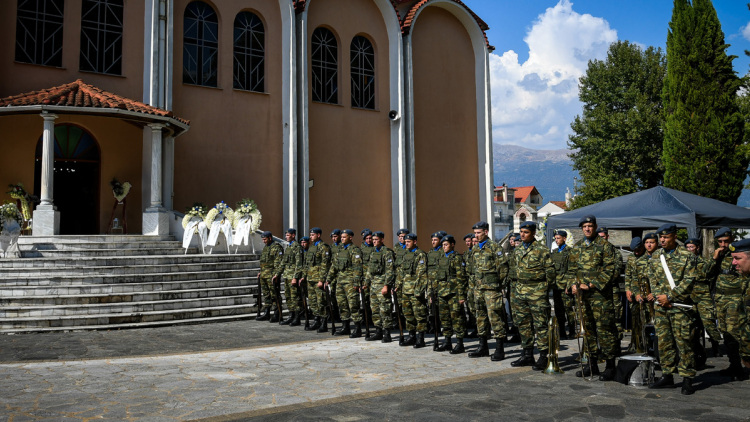 Θρήνος στα Γιάννενα στο τελευταίο αντίο στον σμηναγό Δημήτριο Πέτρου που σκοτώθηκε στην Τανάγρα