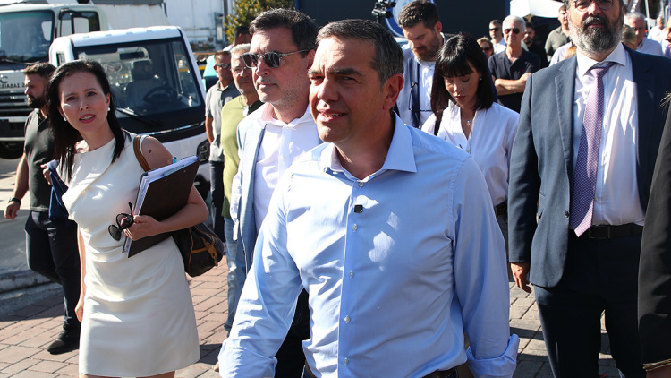 Ο Τσίπρας επισκέφθηκε τα περίπτερα της ΔΕΘ, η φανέλα με το 26, η ποντιακή γραβάτα και ο χαιρετισμός με Σχοινά και Ανδρουλάκη, βίντεο και φωτογραφίες