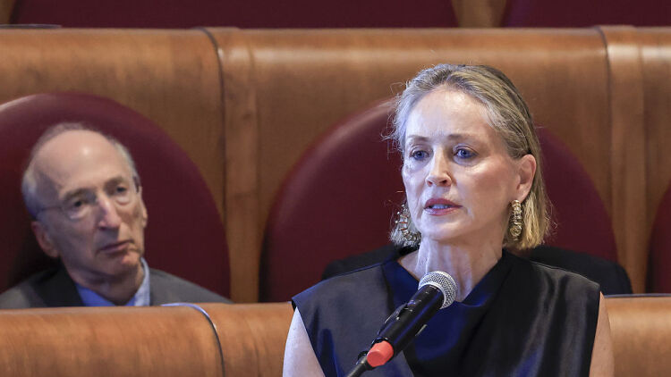 Η Sharon Stone μίλησε ανοιχτά για την προσωπική της ζωή και εξήγησε γιατί απέχει από το σεξ εδώ και αρκετό καιρό