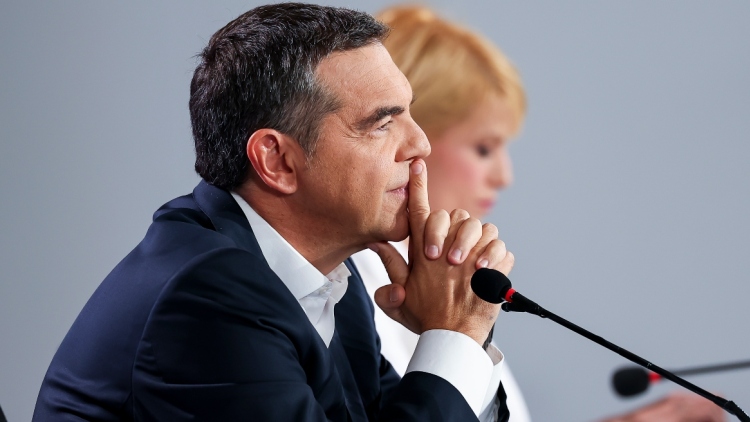 Η τριπλή στρατηγική Τσίπρα: To άνοιγμα στο ΠΑΣΟΚ, ο «κορεσμός» Μητσοτάκη και οι δεύτερες κάλπες
