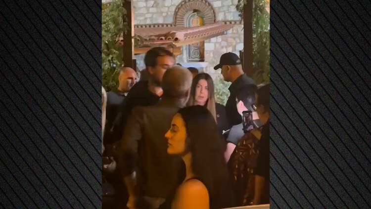 Συντετριμμένη η Άντζελα Δημητρίου στη λαϊκή αγρυπνία για τον Γιώργο Μαζωνάκη, δείτε βίντεο 
