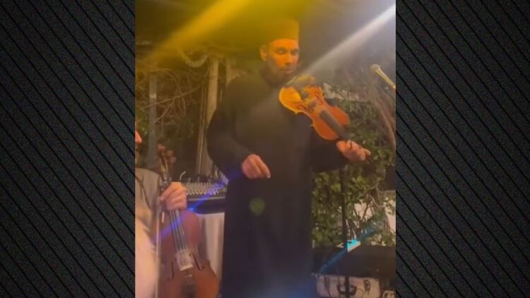 Γιώργος Μαζωνάκης: Ο πρώτος βιολιστής του, ο παπά Στρατής, τον αποχαιρέτησε παίζοντας το «Μου λείπεις»
