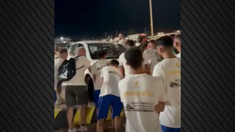 Παίκτες του Ατρομήτου Πατρών... σήκωσαν στα χέρια ΙΧ στο λιμάνι της Ζακύνθου, δείτε βίντεο 