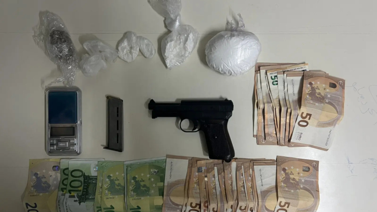 Δύο συλλήψεις για διακίνηση κοκαΐνης στο κέντρο της Αθήνας, βρέθηκε και πιστόλι με σφαίρα στη θαλάμη
