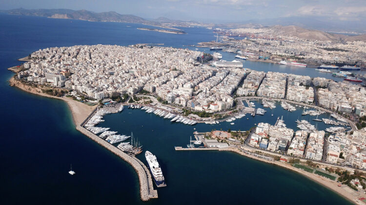 Πειραιάς: Η πόλη που ζει με το βλέμμα στη θάλασσα
