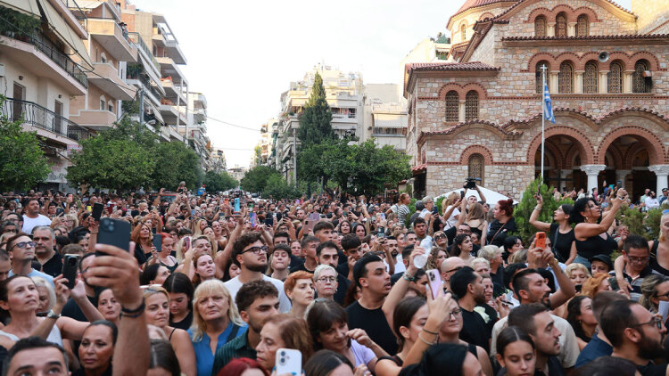Θρήνος για τον Γιώργο Μαζωνάκη στη Νίκαια: «Ήρθα από την Αμαλιάδα με τα παιδιά μου, έχουμε σοκαριστεί», «έφυγε πολύ άδικα, είχε πολλά να δώσει», βίντεο
