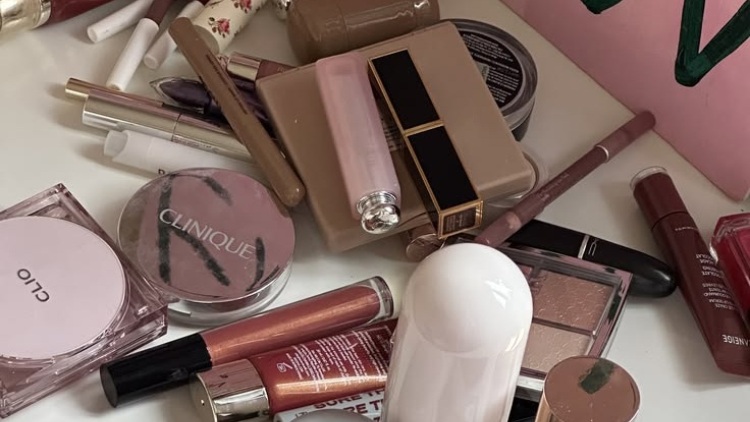 Beauty decluttering: Τι πρέπει να πετάξουμε, τι να τελειώσουμε και τι να σταματήσουμε να αγοράζουμε τη νέα σεζόν
