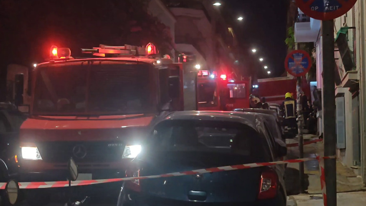 Φωτιά σε διαμέρισμα στην Κυψέλη, επιχείρηση της Πυροσβεστικής, δείτε βίντεο 
