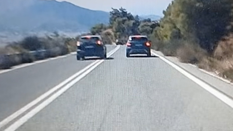 Αδιανόητη διπλή παράνομη προσπέραση πάνω σε στροφή στον περιφερειακό από Άγιο Πέτρο προς παλαιά Πεντέλη, δείτε βίντεο