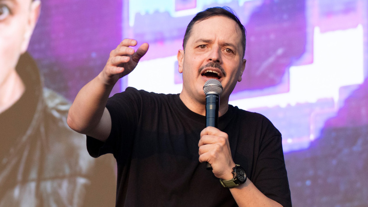 Ο Αλέξανδρος Τσουβέλας έγραψε ιστορία, γέμισε το Telekom Center με 20.000 θεατές