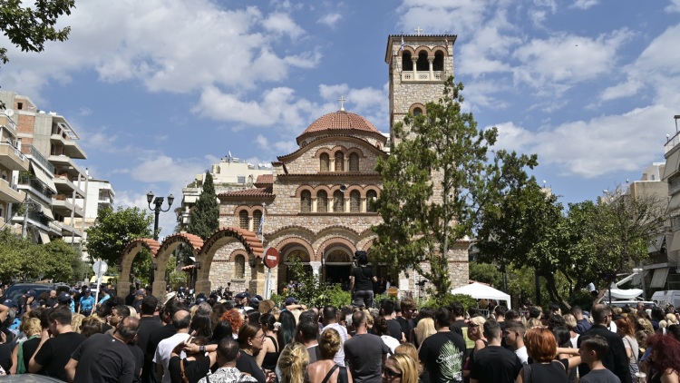 Με στίχους από το «Θέλω να γυρίσω στα παλιά» ο επικήδειος στον Γιώργο Μαζωνάκη από τον Μητροπολίτη Νίκαιας, δείτε βίντεο