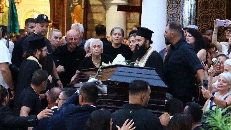 «Δεν μπορούμε να λείπουμε τέτοια μέρα»: Το μεσημέρι το τελευταίο αντίο στον Γιώργο Μαζωνάκη - Με τραγούδια ο ολονύχτιος θρήνος στη Νίκαια