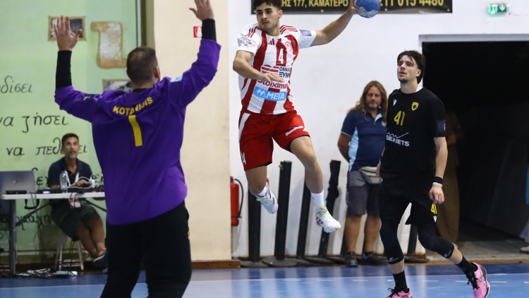 Ο Ολυμπιακός επικράτησε της ΑΕΚ με 35-24 και κατέκτησε το Σούπερ Καπ στο χάντμπολ ανδρών, δείτε βίντεο 
