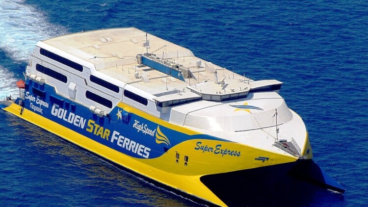 Προσωρινή απαγόρευση απόπλου στο «Super Express», λόγω επακούμβησης στον προβλήτα του λιμανιού της Ραφήνας